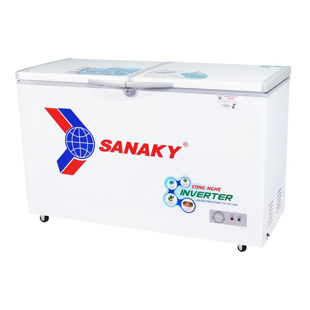 Cận cảnh bảng điều khiển và nhãn Inverter trên tủ đông Sanaky VH-3699A3 — minh họa tiết kiệm điện bằng infographic nhỏ bên cạnh hình ảnh sản phẩm hiện thực hóa tiết kiệm điện (kWh).","imagePrompt":"Close-up photo of the inverter badge and control panel, plus a small infographic overlay showing ‘-50% điện’.