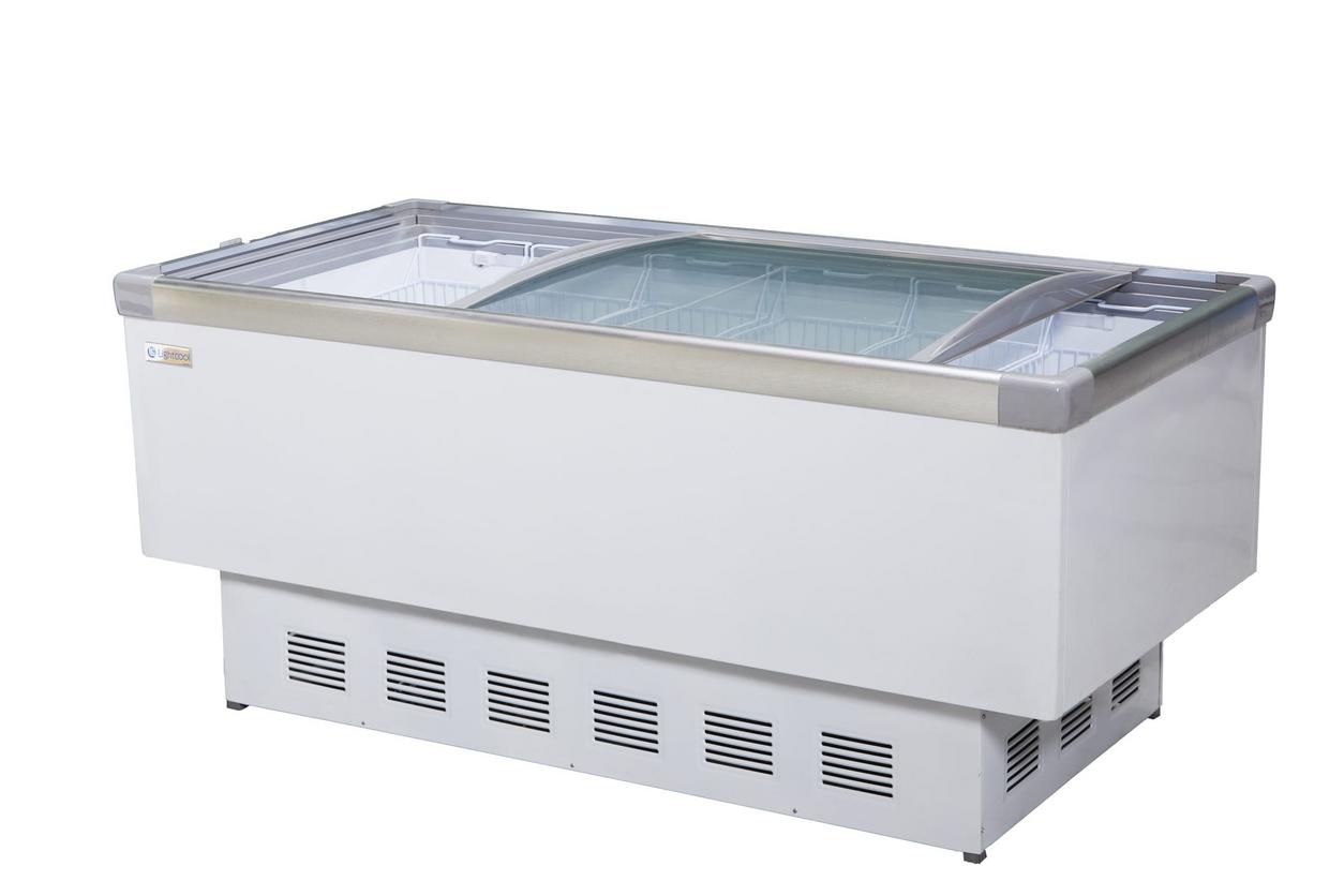 Tủ đông SD-798 đặt tại siêu thị mini, cửa kính lùa giúp khách hàng dễ nhìn thấy sản phẩm. ImagePrompt: Wide shot of the freezer in a small grocery with packaged products displayed, doors sliding open.