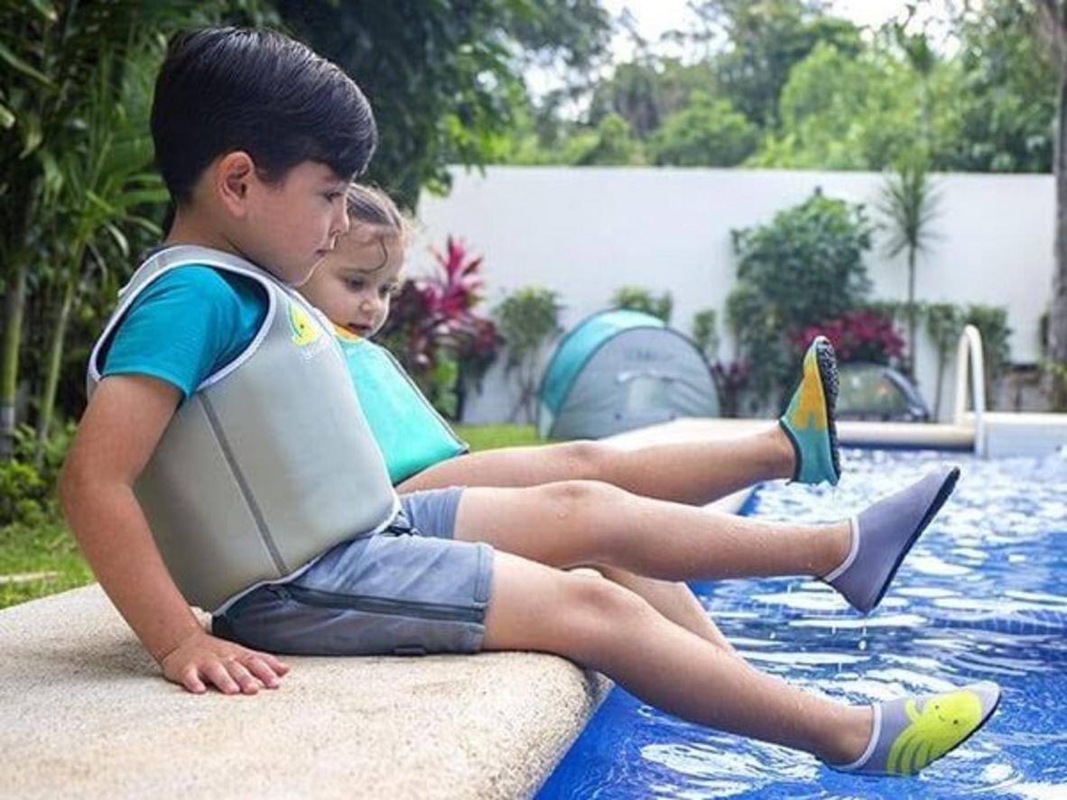 Dây an toàn và khóa kéo giữ áo cố định