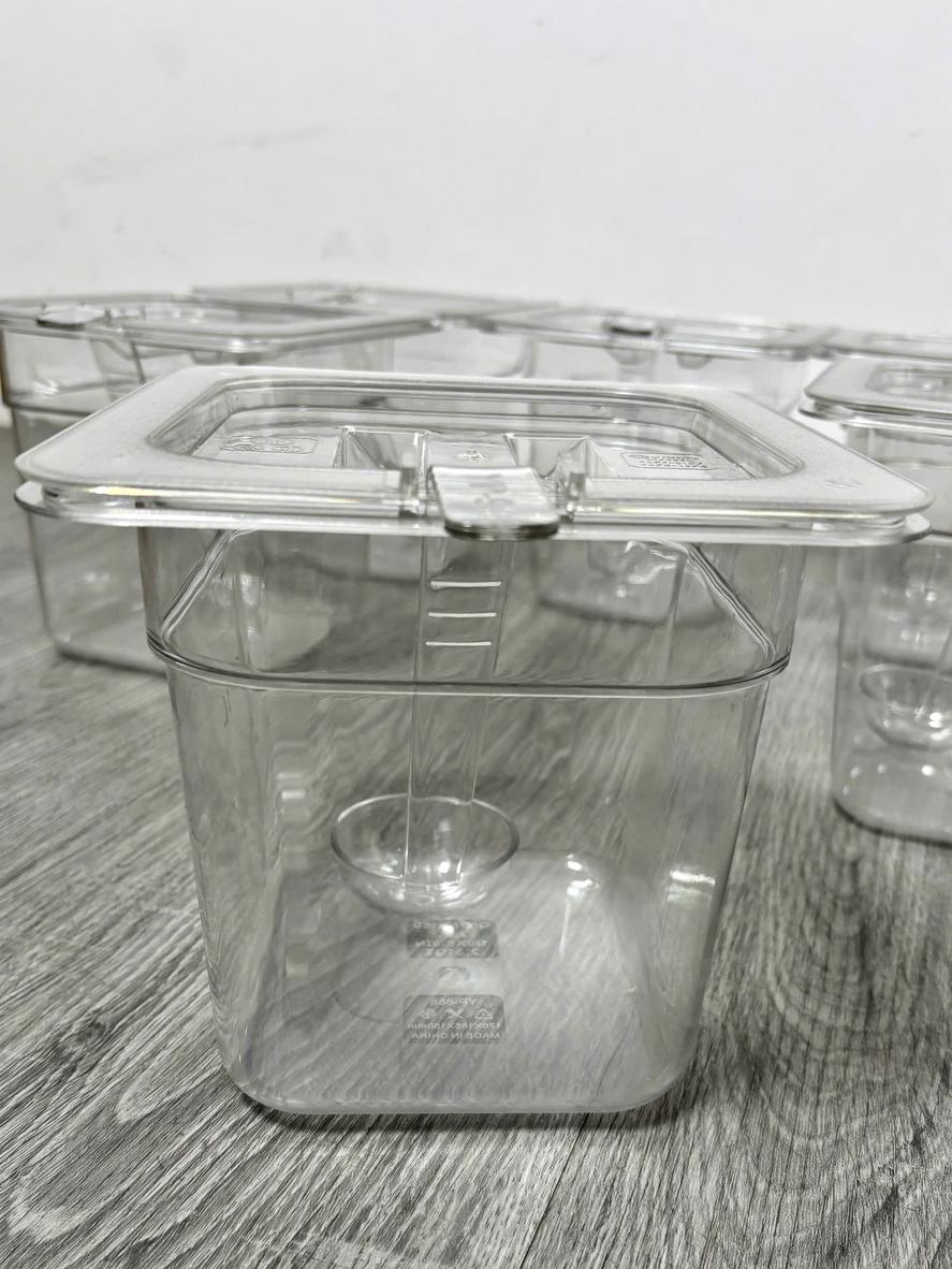 Mặt trên inox với 15 ô khay topping, thuận tiện cho trưng bày và thao tác nhanh trong giờ cao điểm.","imagePrompt":"Top-down shot of the stainless steel surface with 15 plastic topping containers inserted, showing scale and organization.