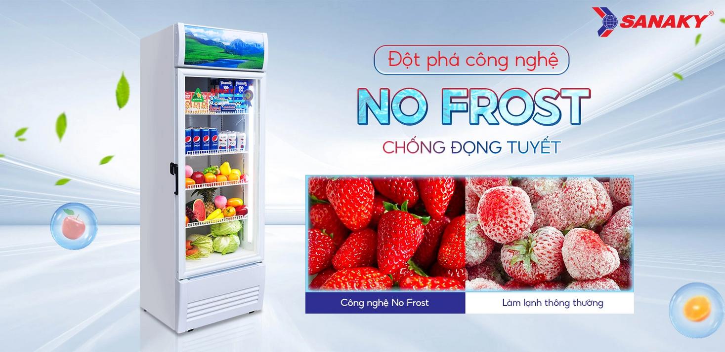 Tủ mát Sanaky VH-3099K3 trưng bày nước giải khát, kính Low‑E và đèn LED làm nổi bật sản phẩm.