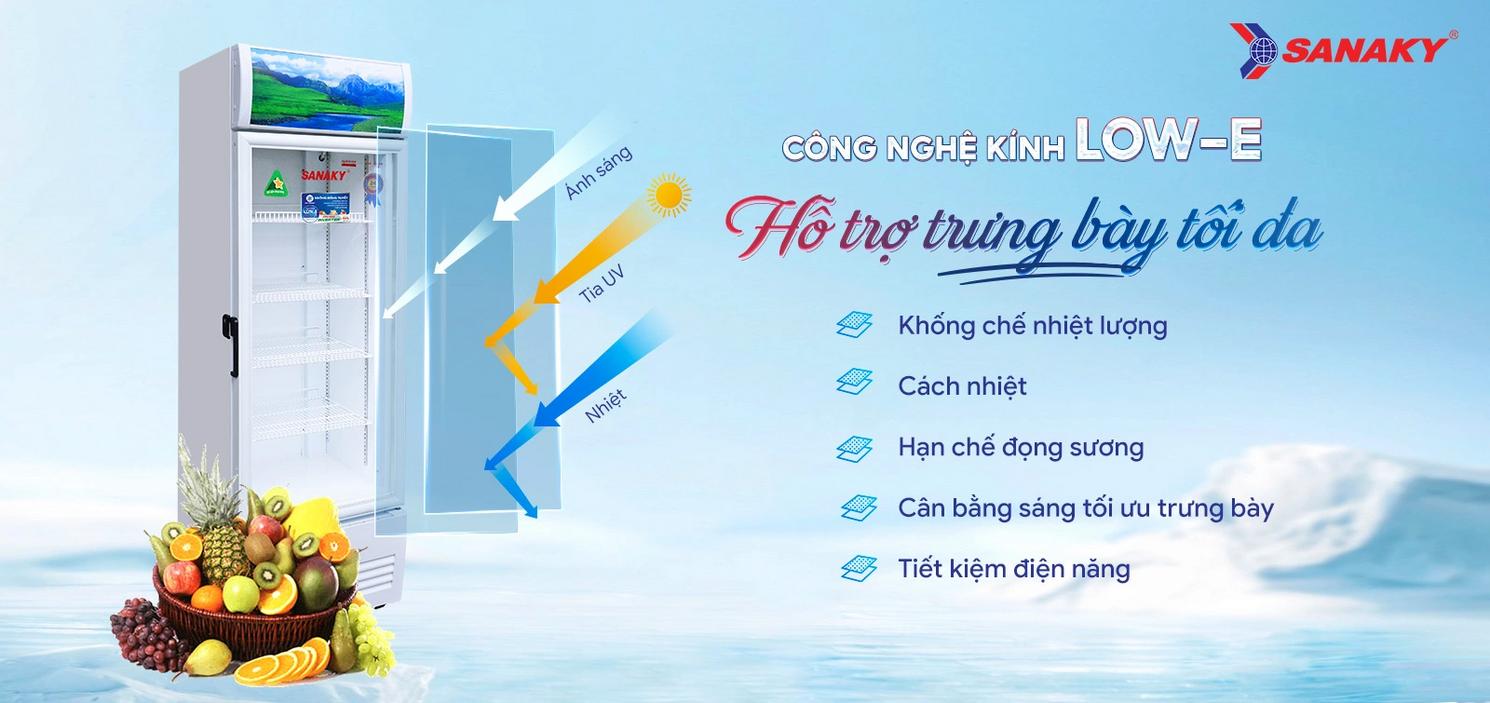 Kính Low‑E và đèn LED làm nổi bật đồ uống bên trong.
