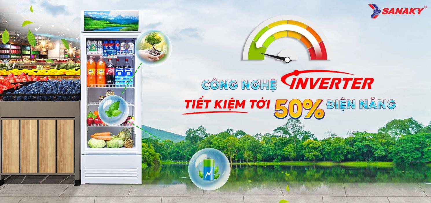 Kính Low‑E giữ kính trong, trưng bày rõ nét - imagePrompt: "Front view showing transparent Low-E glass with LED lighting and displayed products"}],