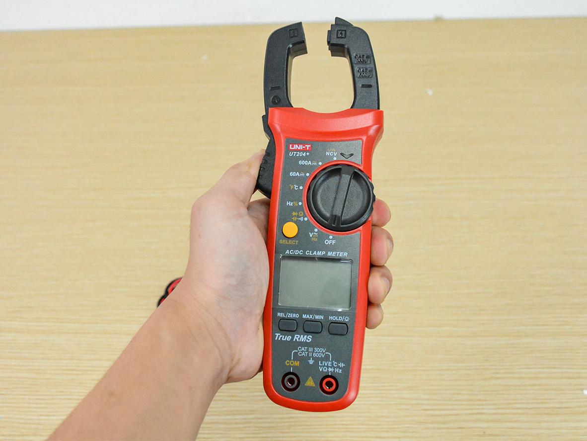 True RMS và dải đo 600A — đo chính xác trên tải thực tế.