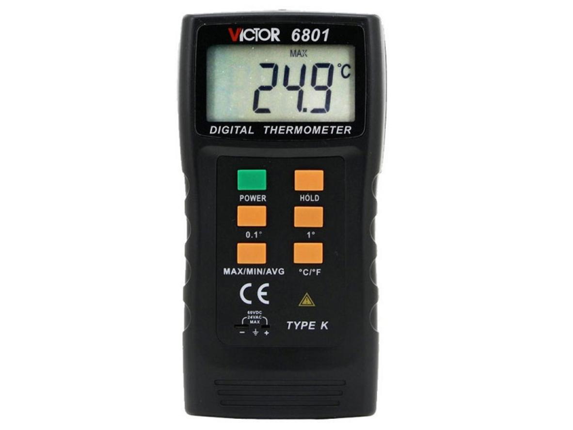 Nhiệt ẩm kế Victor 6801 — cầm tay, đầu dò K‑type, hiển thị rõ ràng.
