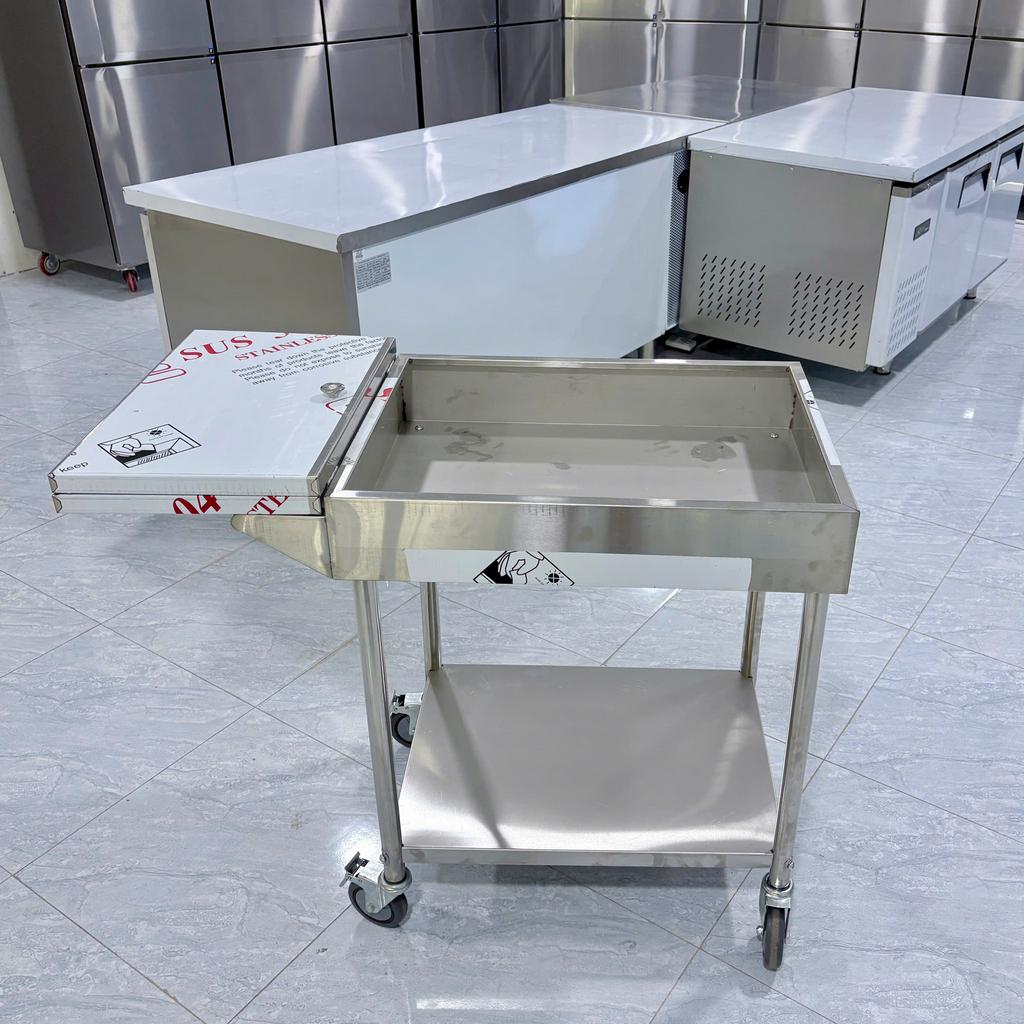 So sánh mối hàn và bề mặt Inox của xe đẩy (Inox 201 và tuỳ chọn Inox 304).","imagePrompt":"Close-up shot of stainless steel surface and welds showing Inox 201 finish and optional Inox 304 sample.