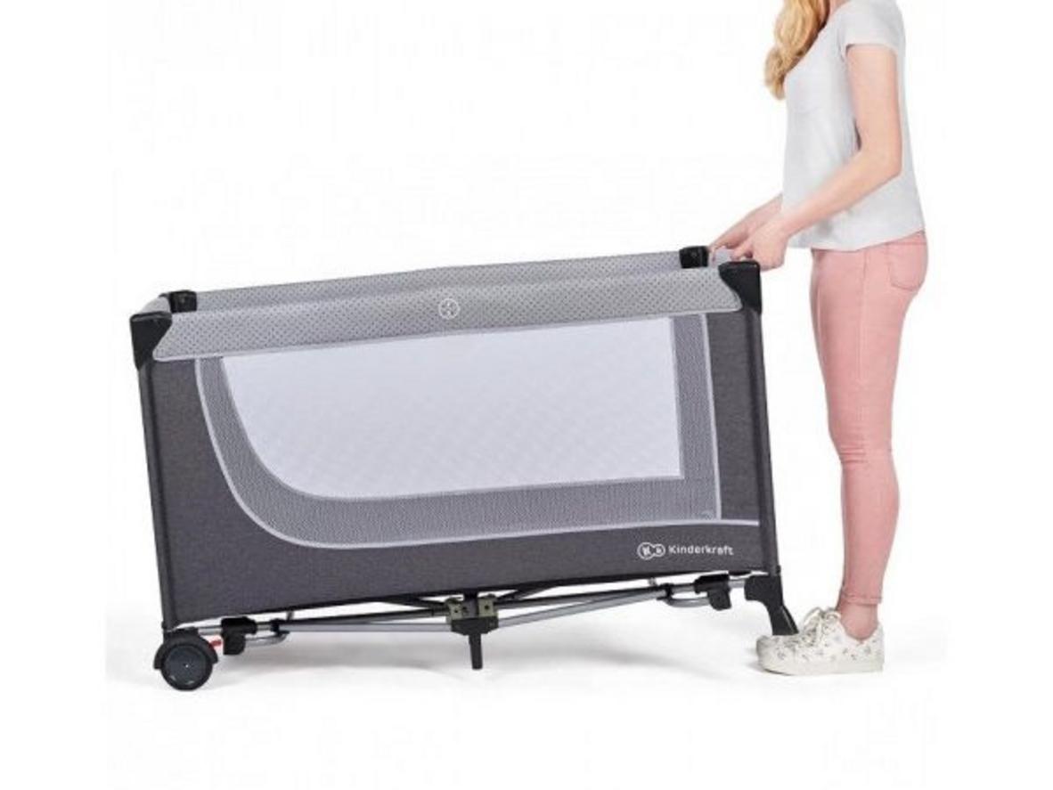 2 tầng điều chỉnh độ cao giúp chăm bé thuận tiện hơn.