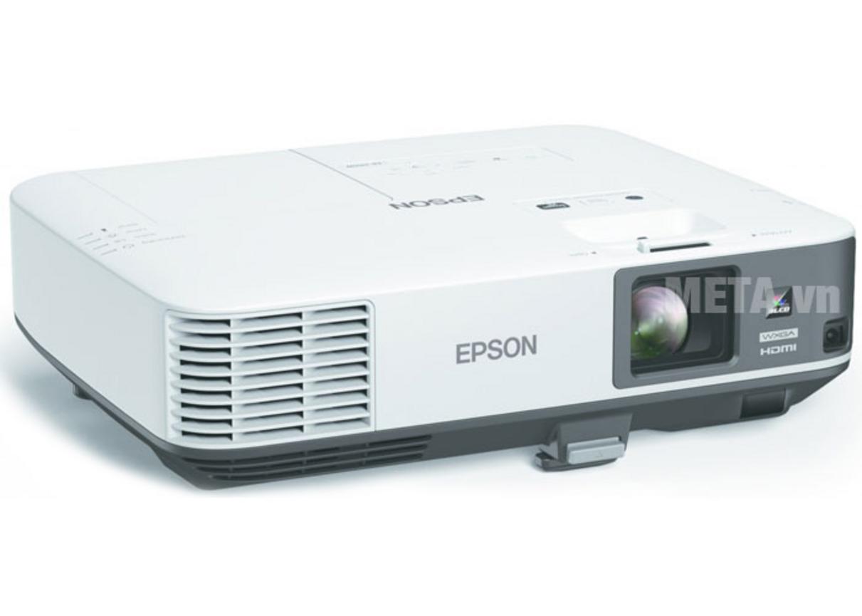 Epson EB-2155W trình chiếu rõ trong phòng có ánh sáng tự nhiên mạnh