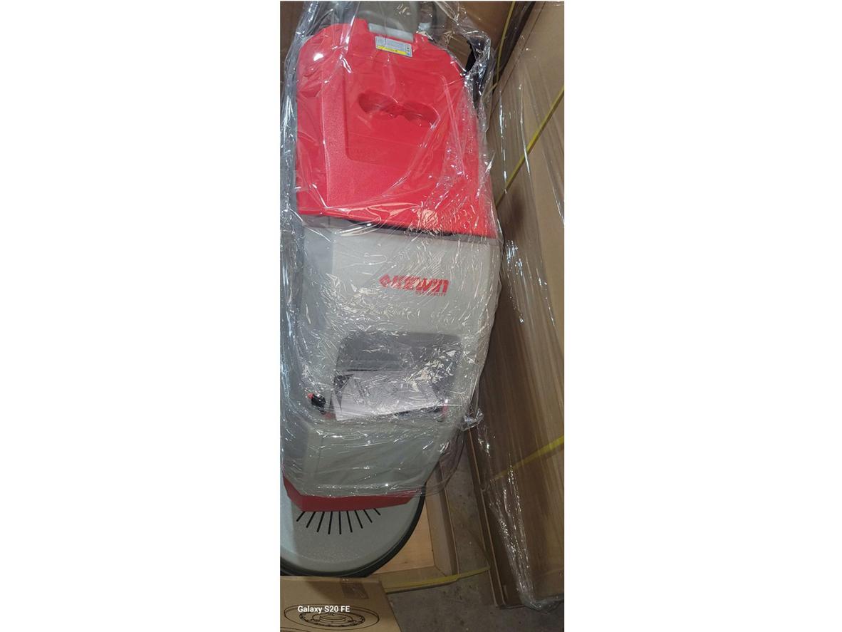 Ắc quy 2 x 12V — Vận hành không dây, linh hoạt cho nhà xưởng dài hành lang và siêu thị aisles (ảnh minh họa).
