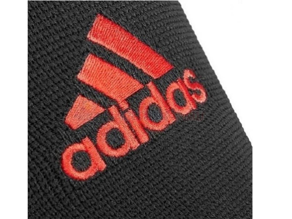 Vải nylon + elastane: nhẹ, co giãn, thoáng khí.