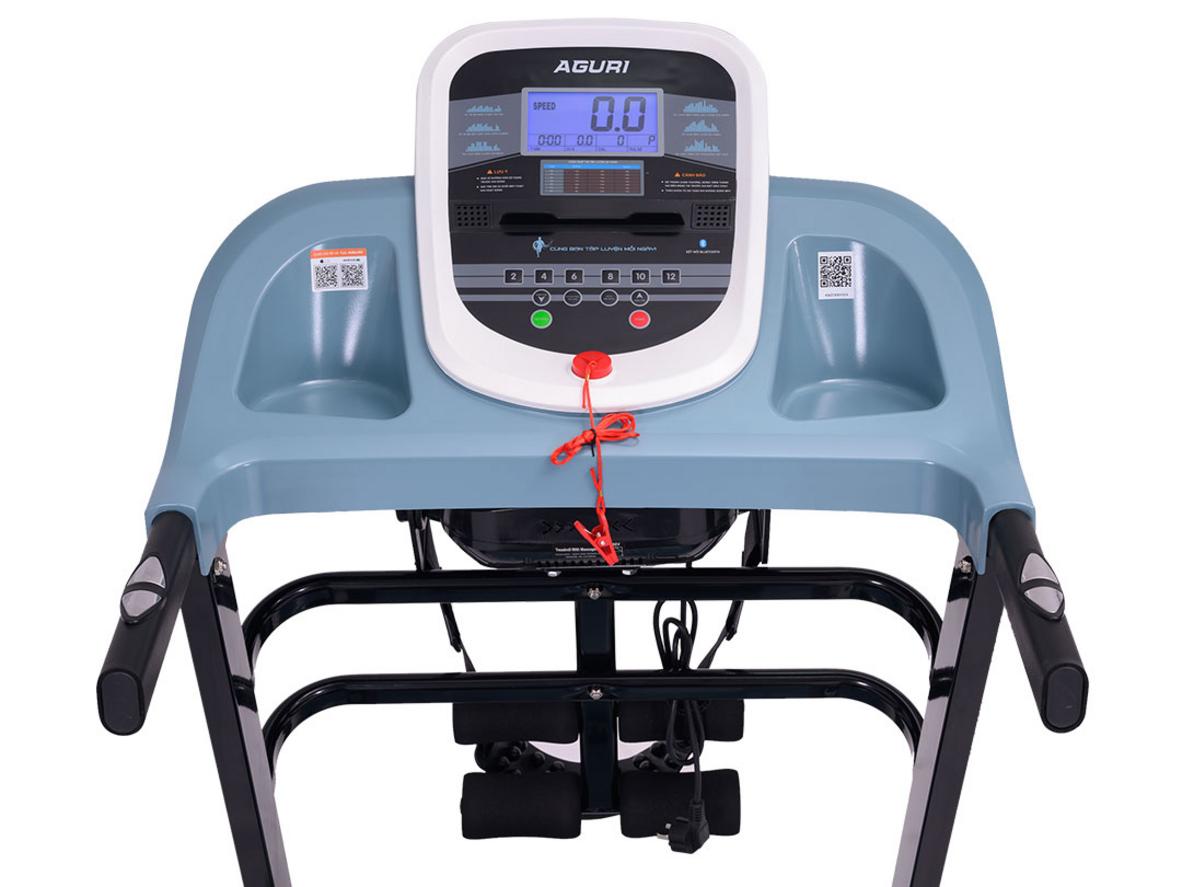 Motor DC 2.5HP và bảng điều khiển - hiệu năng ổn định khi chạy bộ trên AGT-120L','imagePrompt' :"Close-up of the treadmill motor area and control panel with speed display and person jogging on the belt"},{