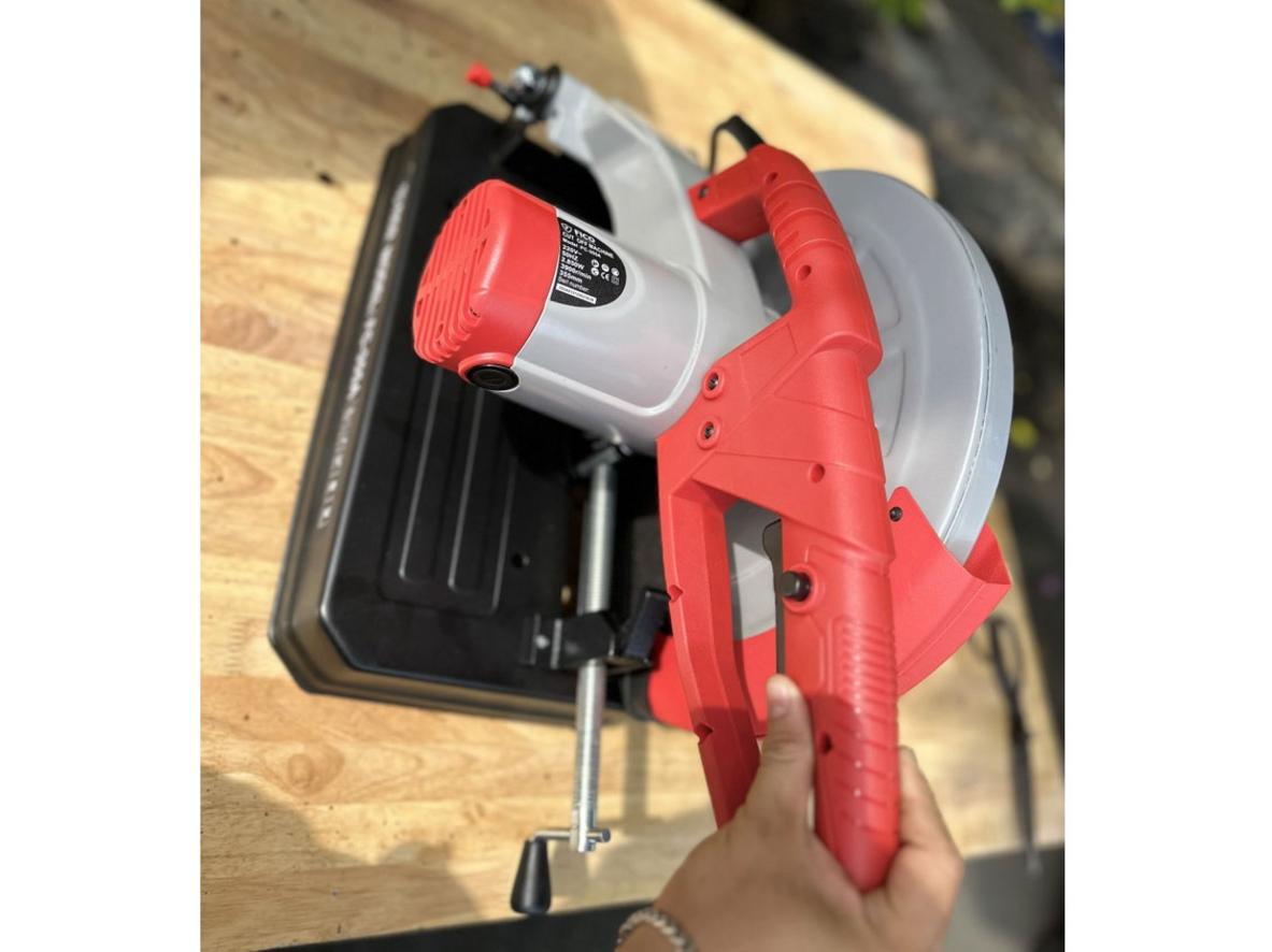 Thiết kế an toàn và chân đế vững giúp thao tác ổn định, giảm rung và tăng độ chính xác khi cắt.
