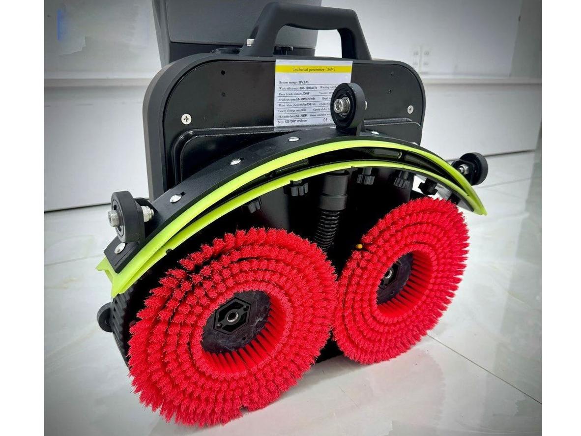 Bàn chải 430mm và thùng nước tiện lợi cho không gian nhỏ.
