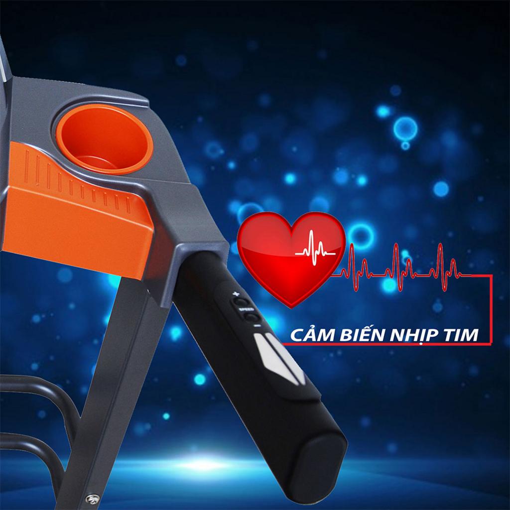 Bàn chạy rộng và giao diện bảng điều khiển với 12 chương trình cài sẵn.