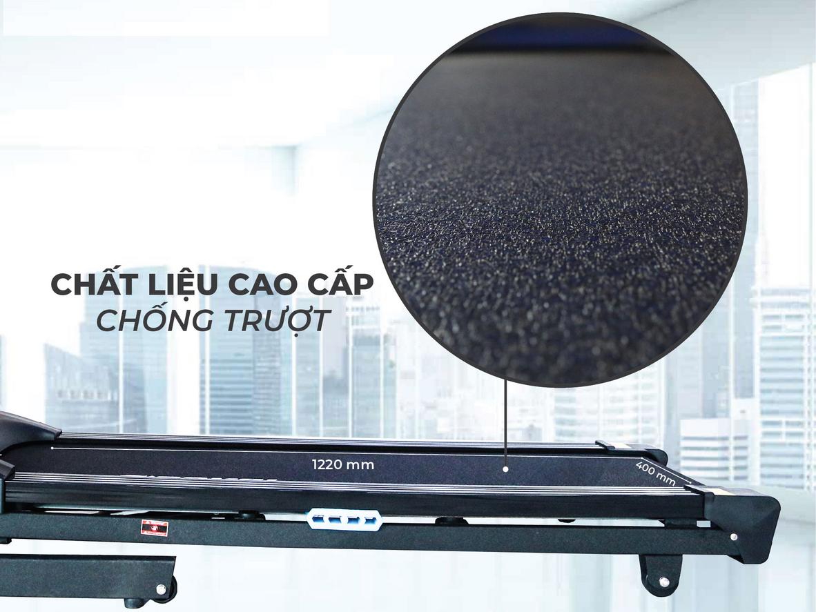 Bàn chạy 400 x 1.220 mm — phù hợp không gian nhỏ, ảnh minh họa người dùng đang chạy nhẹ trong phòng khách, imagePrompt: Side view showing running deck dimensions.