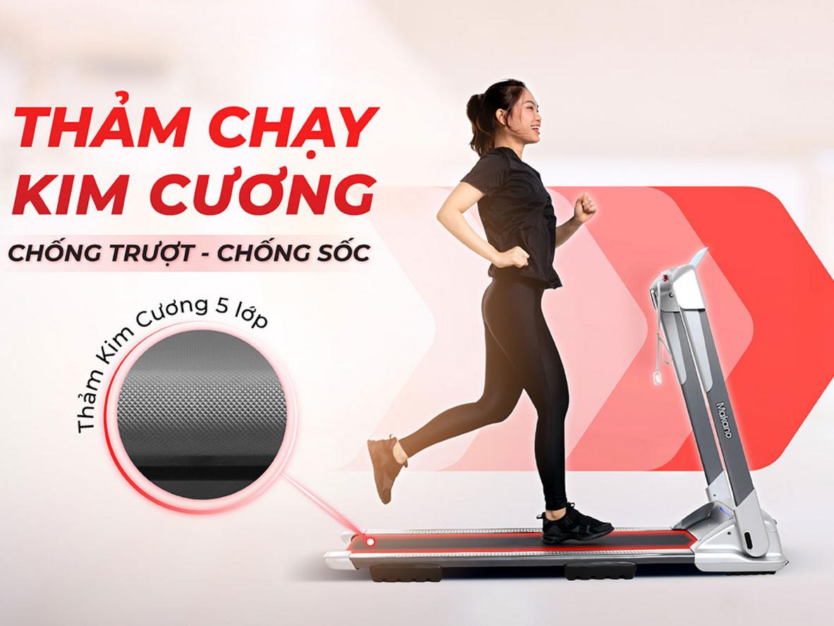 Bàn chạy rộng 43 x 125 cm, lớp chống trượt và hệ giảm xóc bảo vệ khớp.