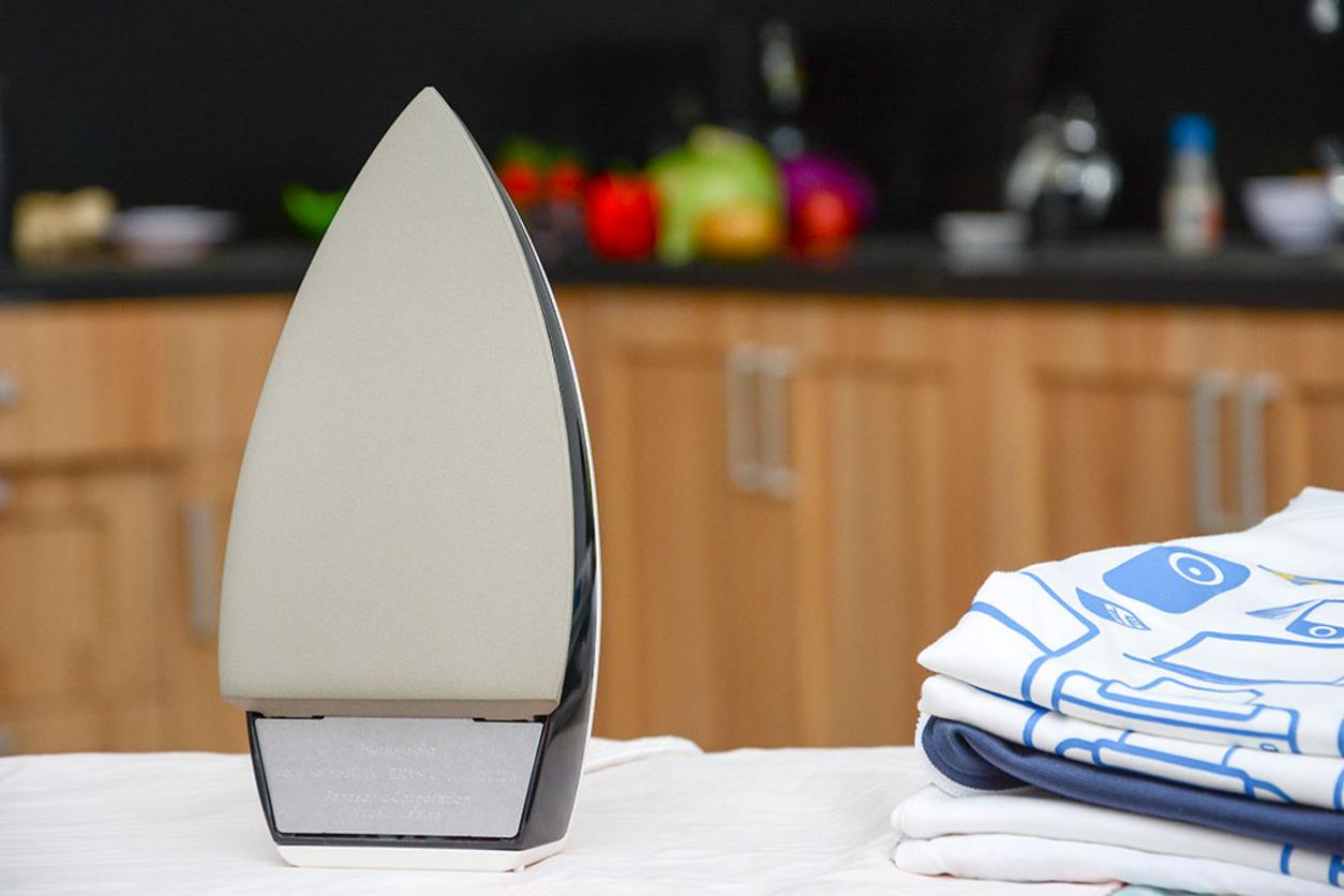 Đế nhôm phủ chống dính (Teflon) — lướt mượt trên vải