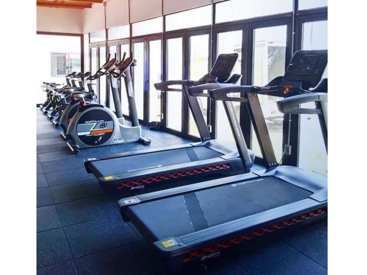 Băng chạy rộng và hệ giảm chấn hiển thị chi tiết mặt băng và lớp đệm bảo vệ khớp.