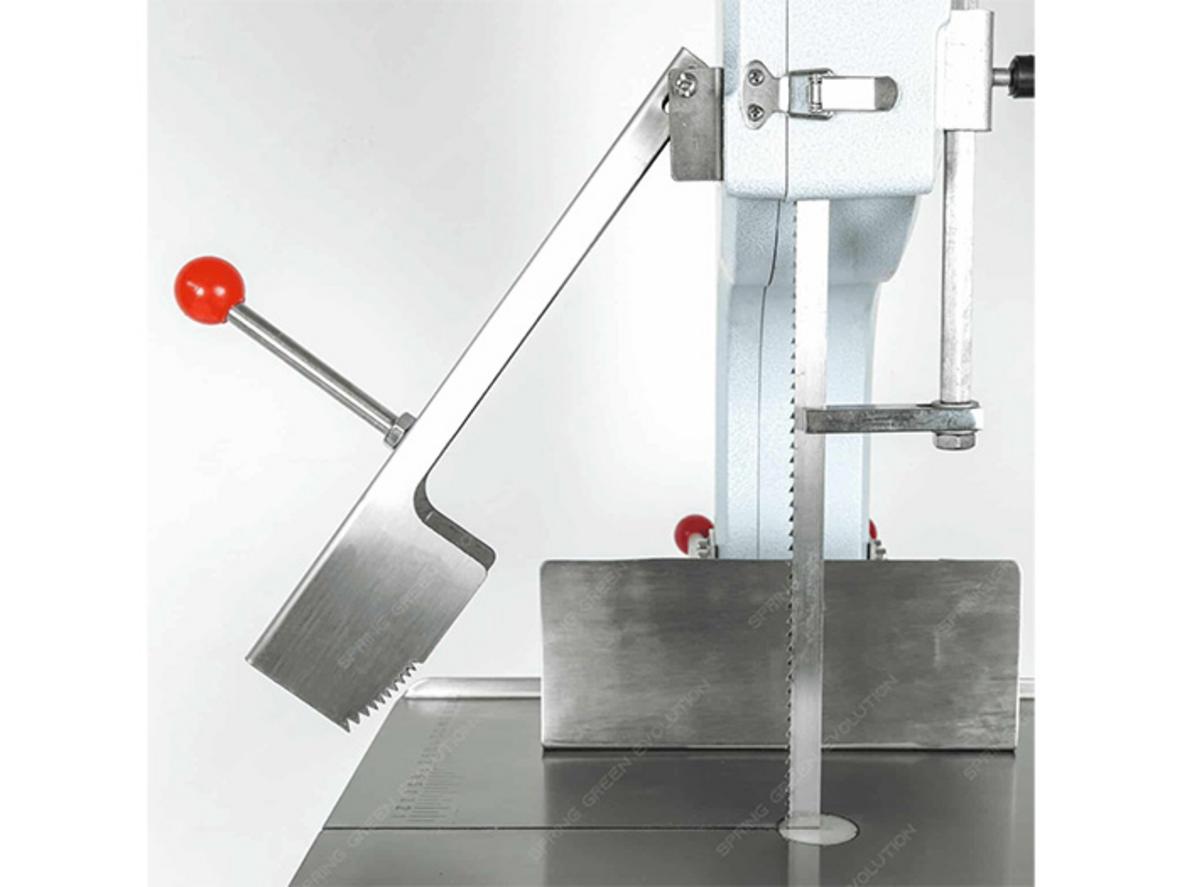Lưỡi cưa dài 169cm và khả năng điều chỉnh độ dày 0–19cm cho phép thái miếng đồng đều theo nhu cầu chế biến.