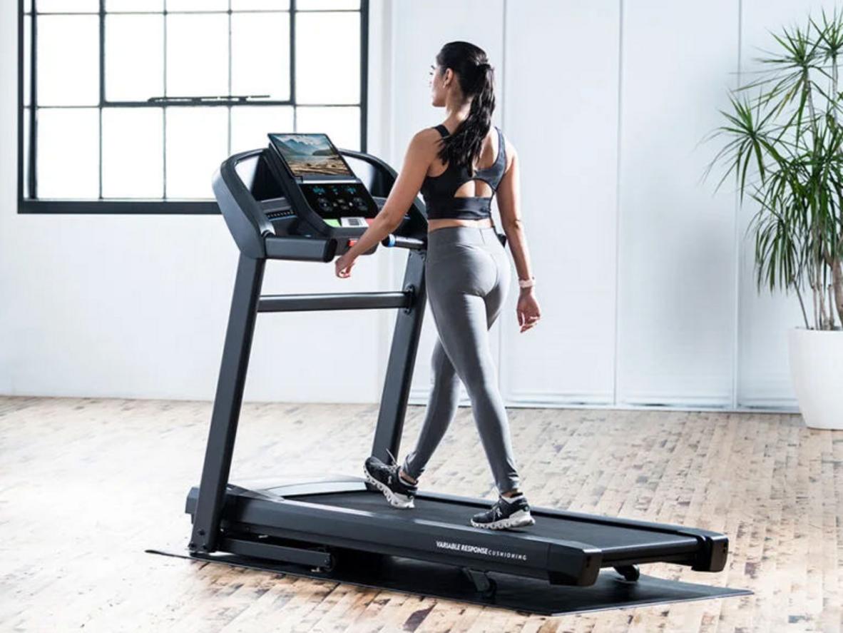 Bề mặt chạy rộng 152 x 50 cm cho không gian bước chân thoải mái và an toàn.