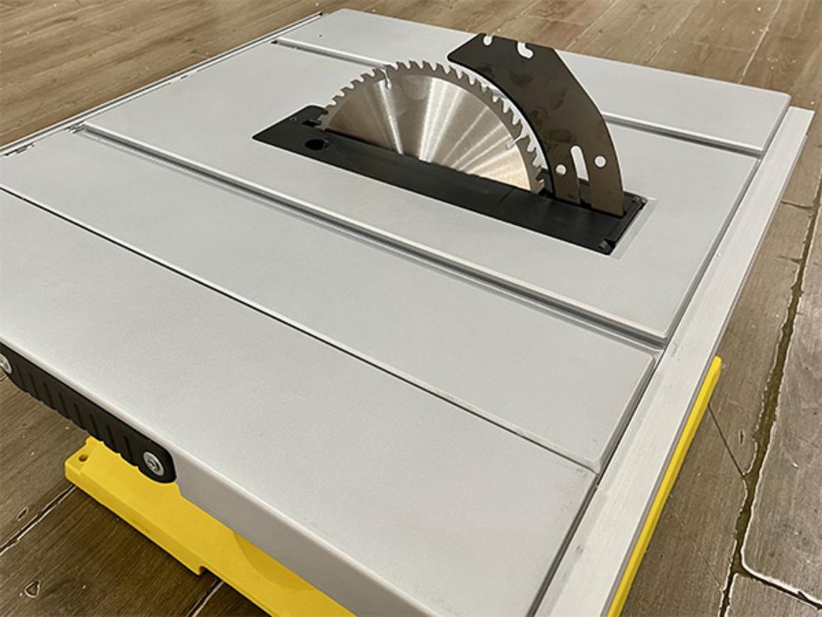 Động cơ 1800W cho khả năng cắt nhanh và ổn định.
