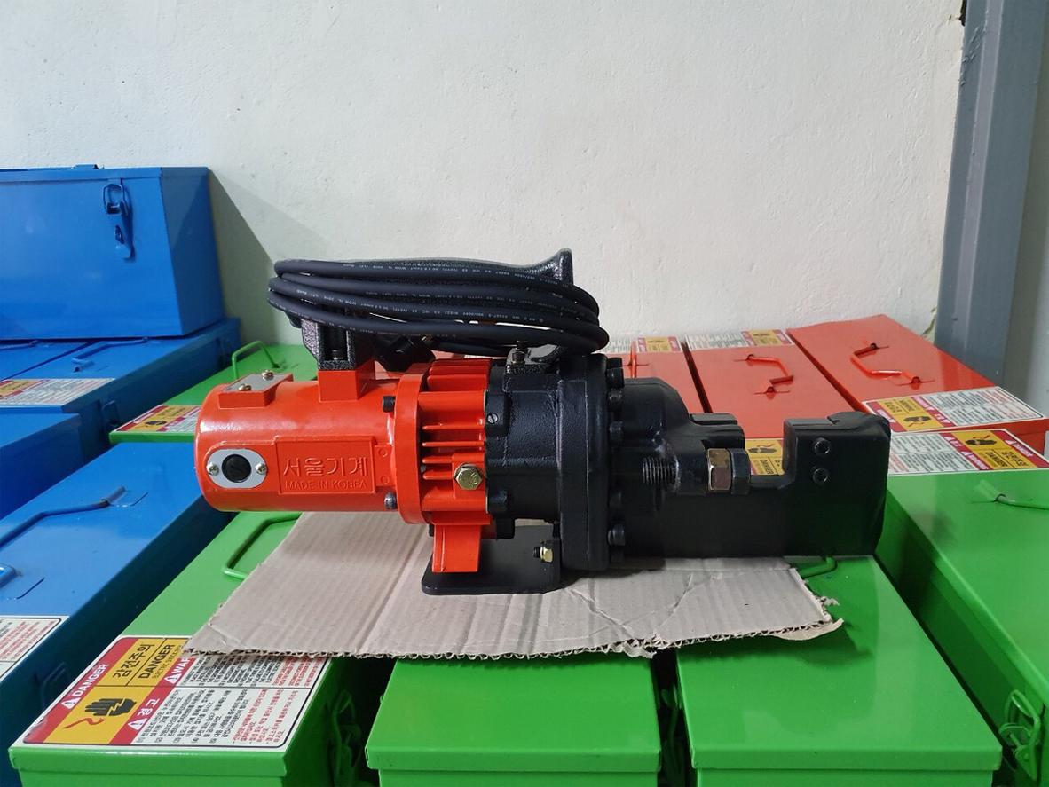Cơ chế thủy lực giúp cắt nhanh và ổn định trên công trường, ít tia lửa hơn so với cắt gas hoặc máy mài.