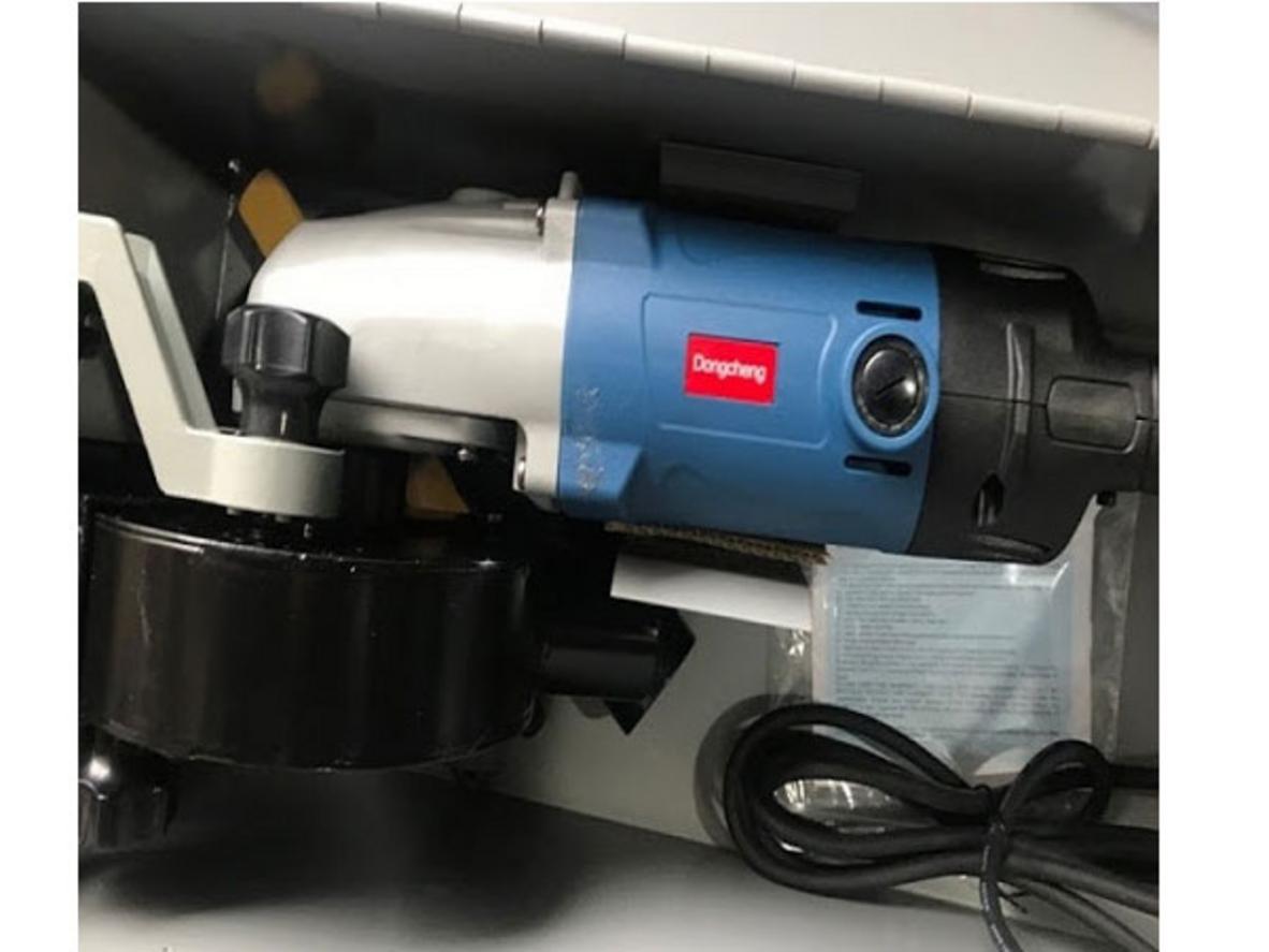 Mô-tơ chổi than công suất 1.400W của Dongcheng DZR02-150 giúp hoạt động ổn định trên công trường dài ngày.