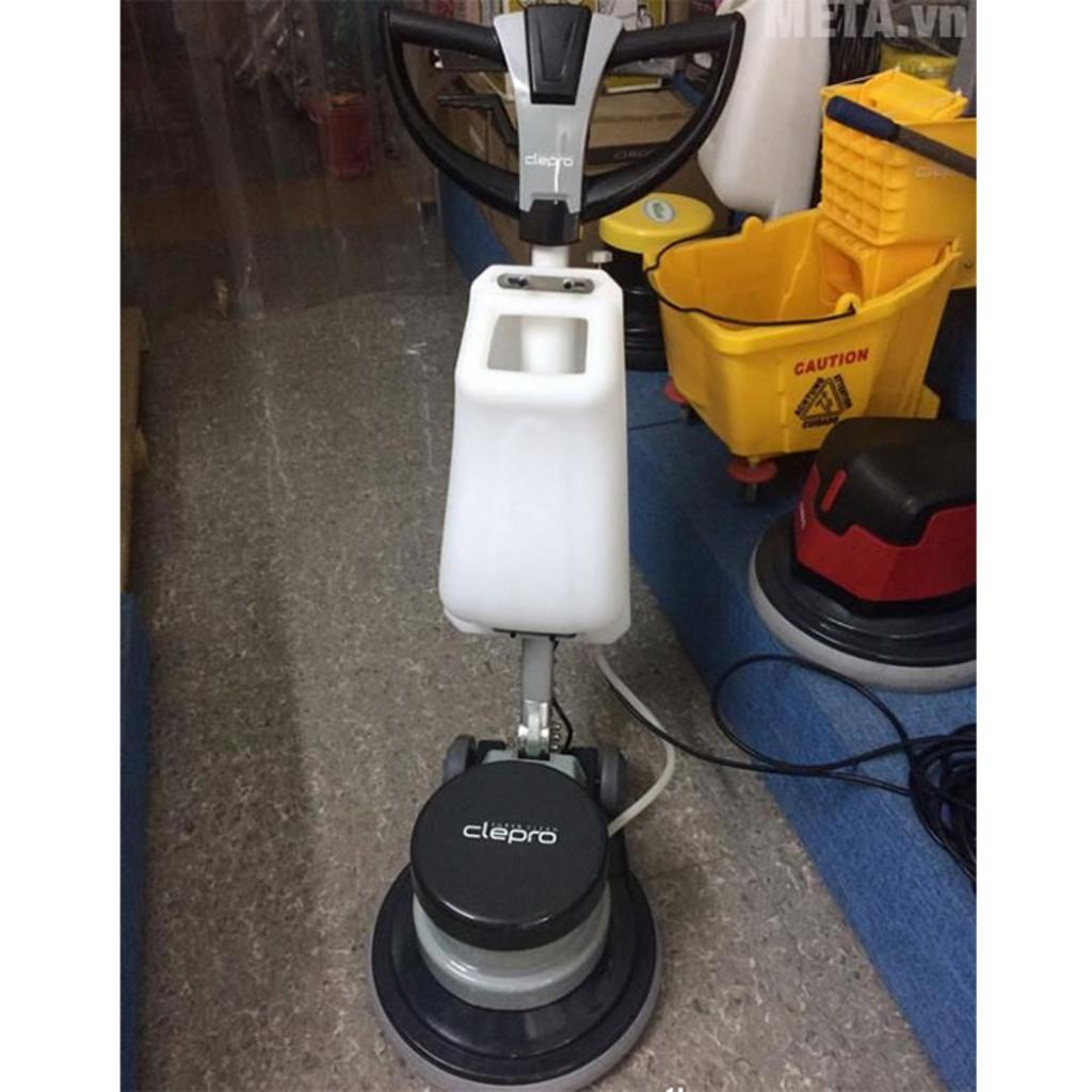 Công suất mạnh mẽ giúp xử lý vết bẩn cứng đầu nhanh chóng (Clepro CS17G).","imagePrompt":"Close-up of the machine motor and brush in action, removing tough stains; include before/after inset.