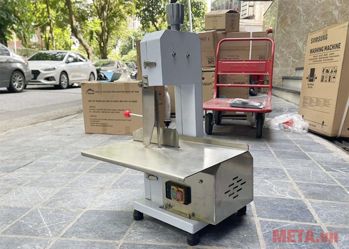 Động cơ lõi đồng 750W cho hiệu suất ổn định, phù hợp bếp thương mại hiện đại.