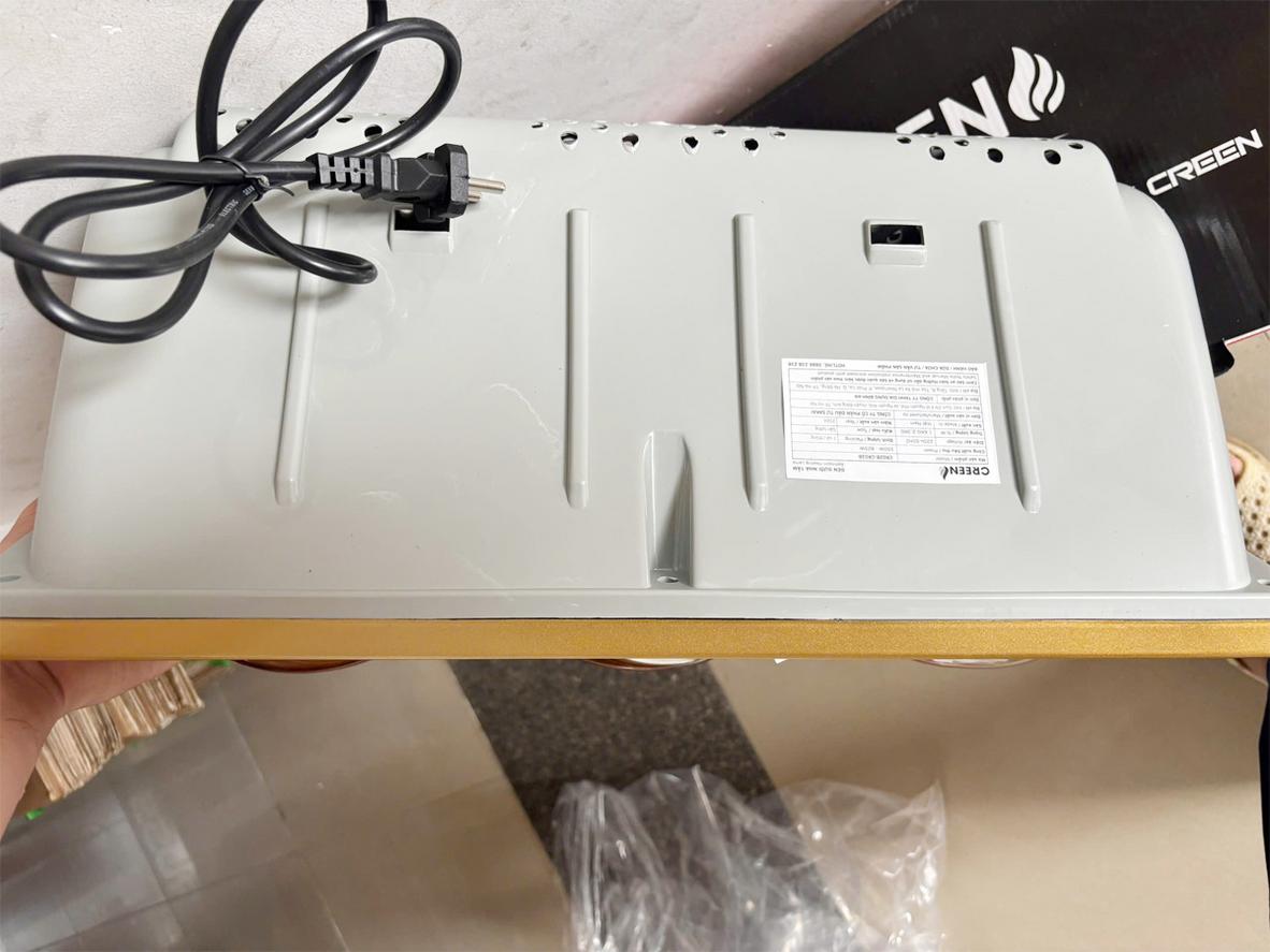 Công suất 825W: Ấm nhanh cho phòng tắm gia đình.