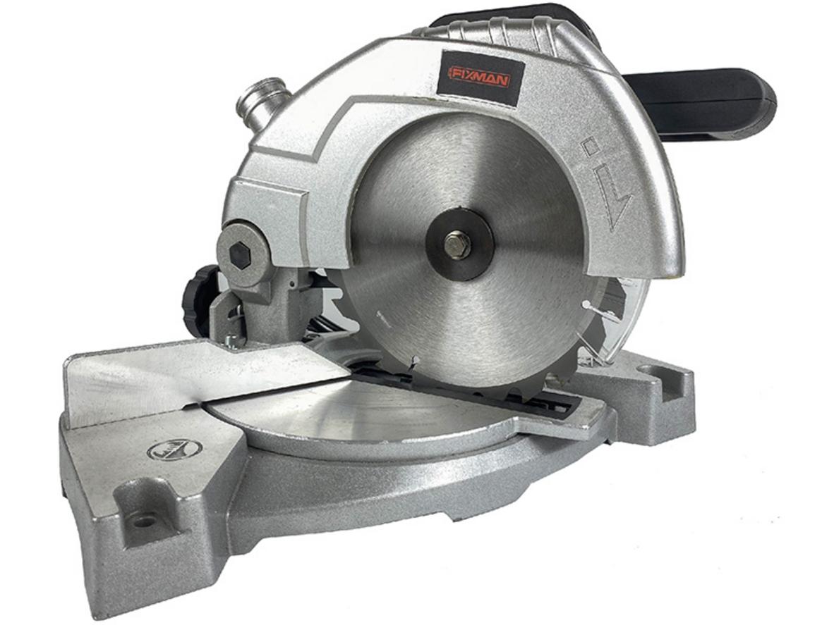 1250W và 4.000 v/p — công suất đủ cho xưởng nhỏ và thợ lẻ phù hợp cho nhôm profile 30–120mm; imagePrompt: Close-up of motor and control label on the machine showing '1250W' and speed dial.