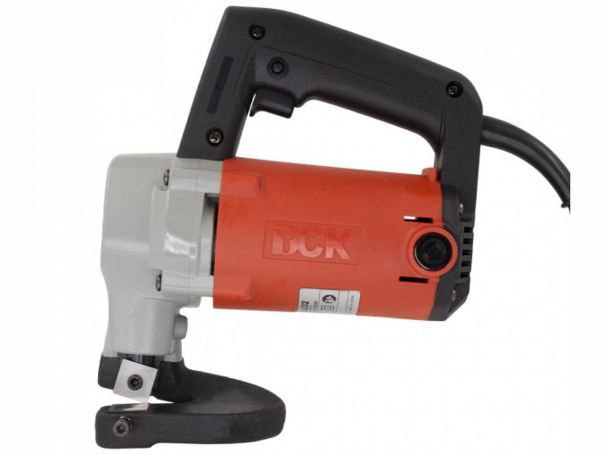 Công suất 710W cho hiệu suất cắt ổn định trên DCK KJJ32 (ảnh demo cắt tôn).