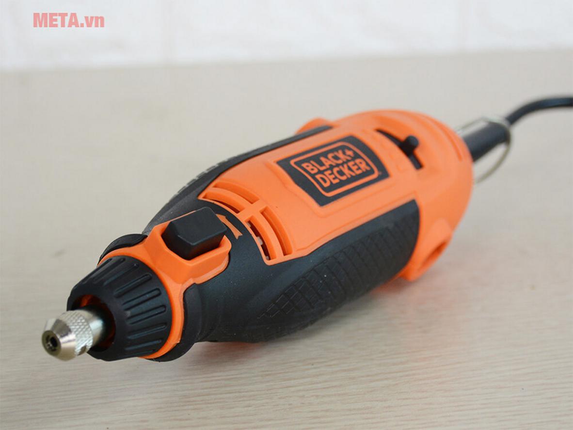 Công suất 180W và dải tốc độ linh hoạt của RT18KA giúp thao tác nhanh và chính xác từng chi tiết nhỏ, phù hợp cho nhiều vật liệu mà không bị ì máy. (Ảnh minh họa) , imagePrompt: "Close-up of the RT18KA operating on wood with speed dial visible and sparks/dust, highlighting speed control and power."