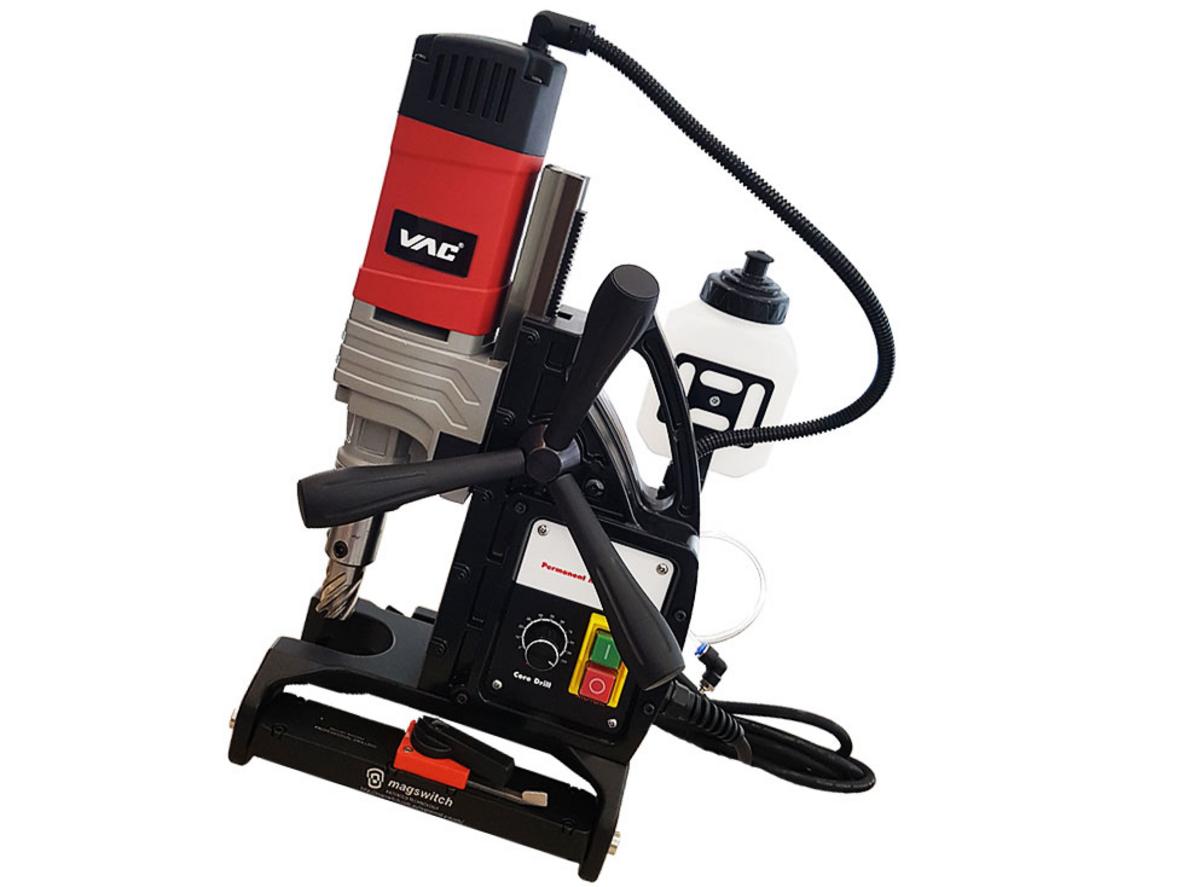 Đế nam châm vĩnh cửu (lực hút 16.000N) giữ máy chắc trên bề mặt thép.
