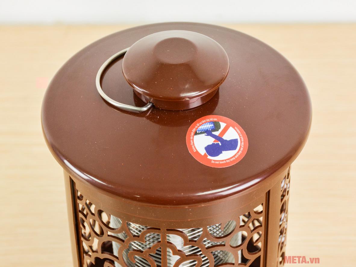 Nhỏ gọn, có móc treo và chổi vệ sinh đi kèm.