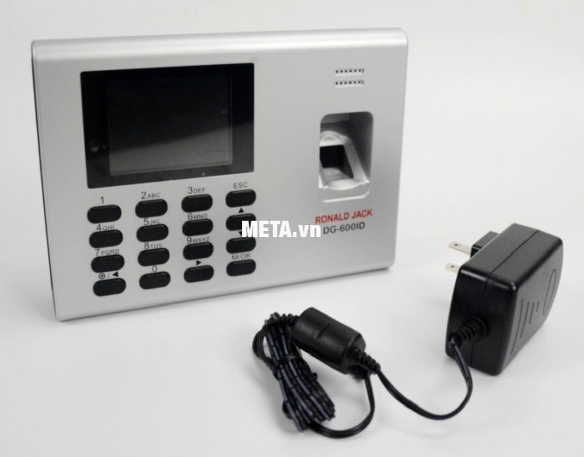 Cáp mạng và biểu tượng tích hợp phần mềm — minh họa các cổng kết nối; imagePrompt: 'Device with network cable connected, overlay icons for TCP/IP, USB, RS232.'