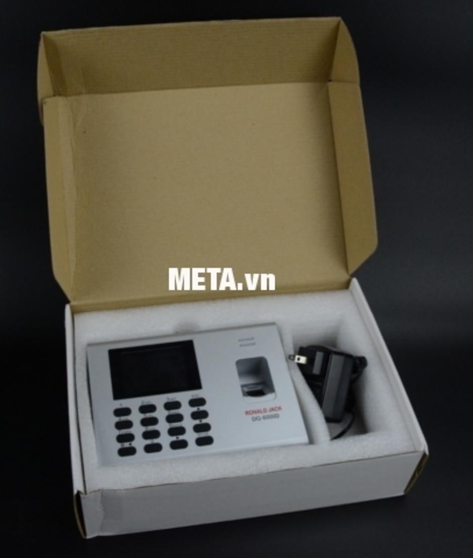 Xác minh vân tay nhanh, giảm xếp hàng tại cổng ra vào — Ronald Jack DG-600ID (ảnh minh họa) — hiển thị màn hình và đầu đọc vân tay rõ nét; imagePrompt: 'Close-up of finger on fingerprint sensor with green confirmation on TFT screen, office entrance in background.'