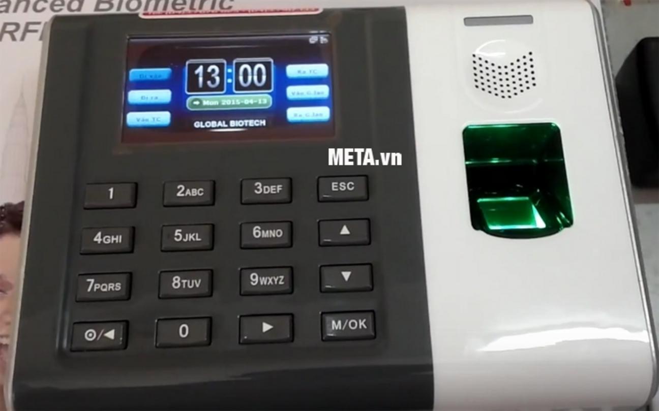 Dung lượng lưu trữ và quản lý nhân viên của DG100 - phù hợp doanh nghiệp vừa và lớn có nhiều ca làm việc và thẻ dự phòng cho nhân viên mất vân tay/đổi ca (short).","imagePrompt":"Close-up of the device screen showing user list and transaction log.
