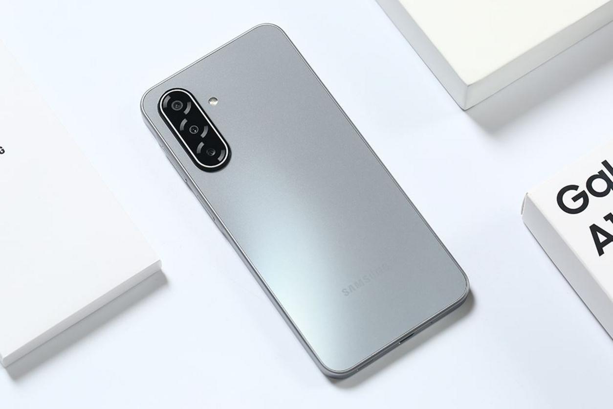 Exynos 1330 + 8GB RAM, pin 5000mAh sạc nhanh 25W