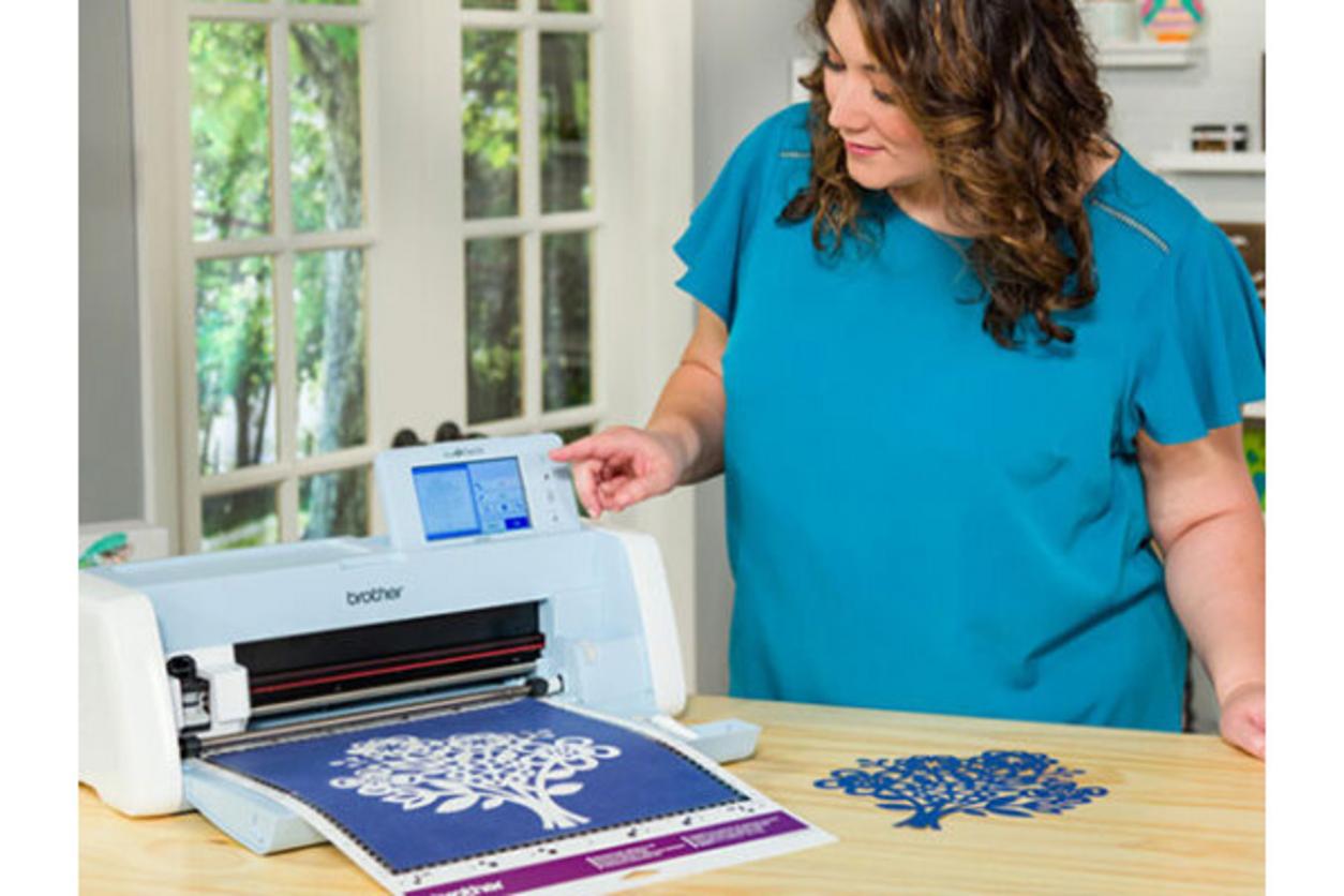 Ảnh minh họa diện tích cắt 12x24 inch với tấm vải lớn trên máy và mẫu hoàn thiện.