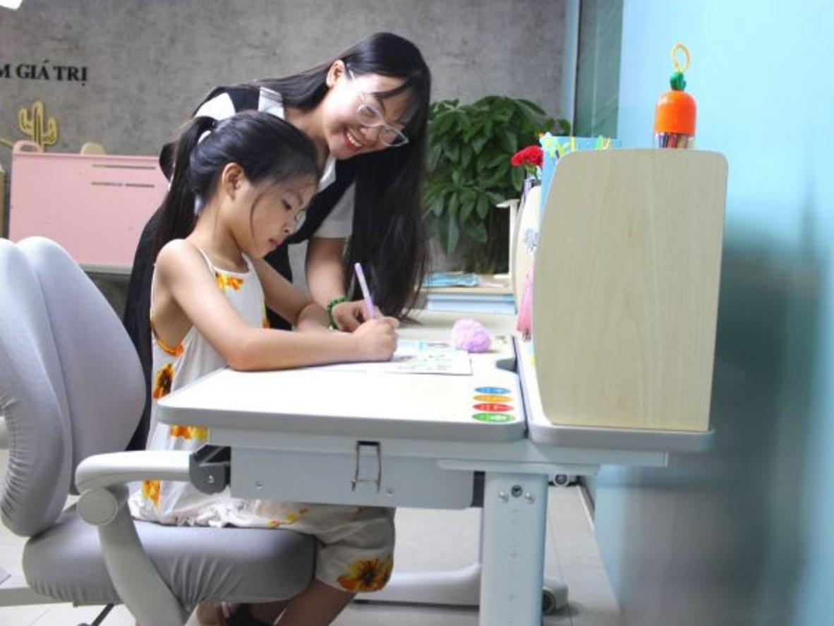 Điều chỉnh chiều cao và góc cho tư thế học chuẩn