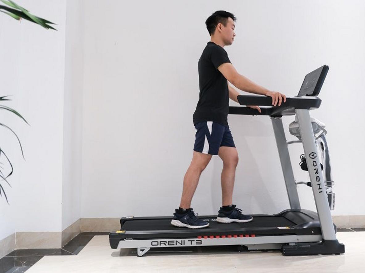 Độ dốc tự động và thảm chạy rộng giúp tăng cường hiệu quả tập.