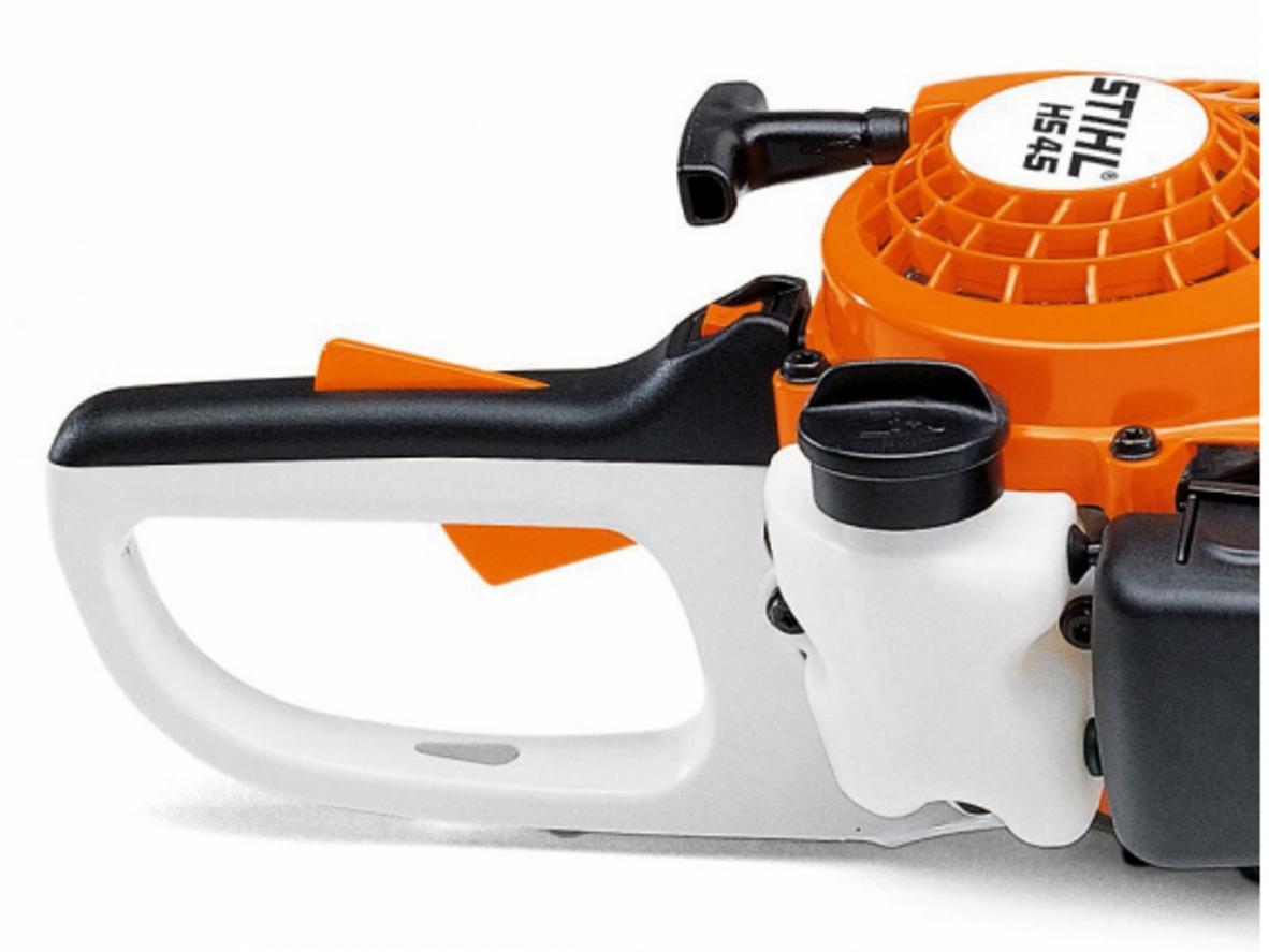 Động cơ 2 thì mạnh mẽ của HS45 giảm thời gian khởi động và ổn định công suất người dùng cảm nhận rõ rệt khi thao tác lâu dài: ít dừng máy, ít điều chỉnh nhiên liệu cần thiết hàng ngày; imagePrompt: Close-up of the engine block and starter handle with hands showing easy pull-start.