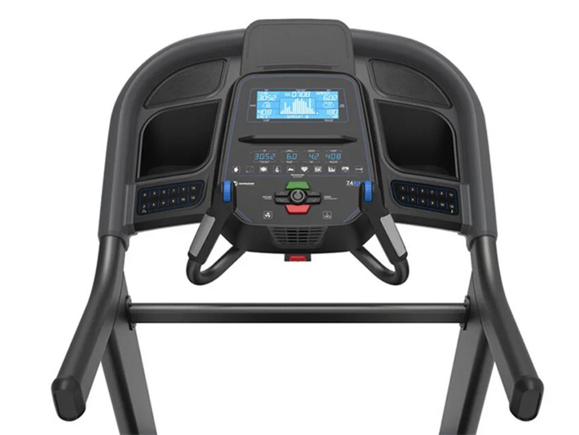 Động cơ 3.5 CHP cho hiệu năng mạnh mẽ và ổn định khi tập HIIT. Ảnh minh họa động cơ và bảng điều khiển QuickDial.