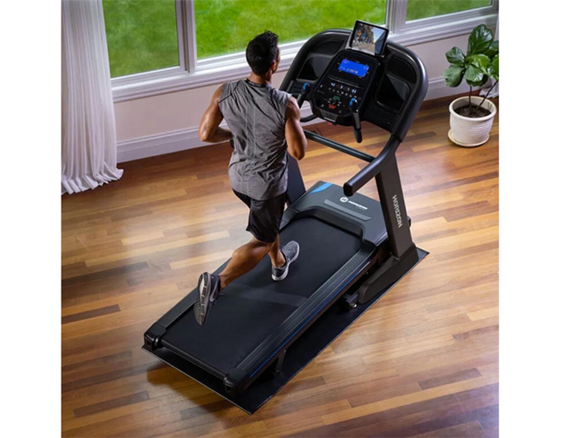 Động cơ 3.5 CHP cho hiệu năng mạnh mẽ và ổn định khi tập HIIT. Ảnh minh họa động cơ và bảng điều khiển QuickDial.