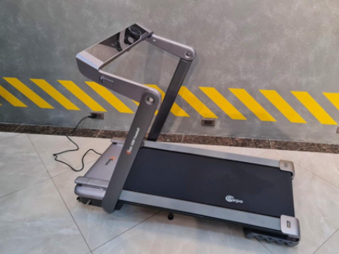 Động cơ 930W – đủ mạnh cho chạy tại nhà, tiết kiệm điện khi sử dụng thường xuyên (ảnh mô tả động cơ nội bộ).