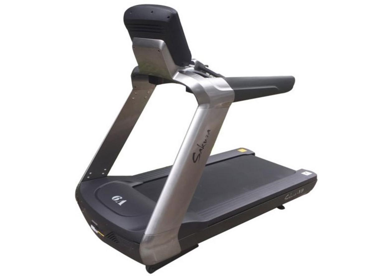 Động cơ AC 4.5HP mạnh mẽ cho vận hành liên tục trong phòng gym cao cấp (ảnh demo vận hành). (Hiện thị số liệu HP rõ ràng trên hình).  Đảm bảo góc nhấn mạnh khung motor và hệ tản nhiệt.