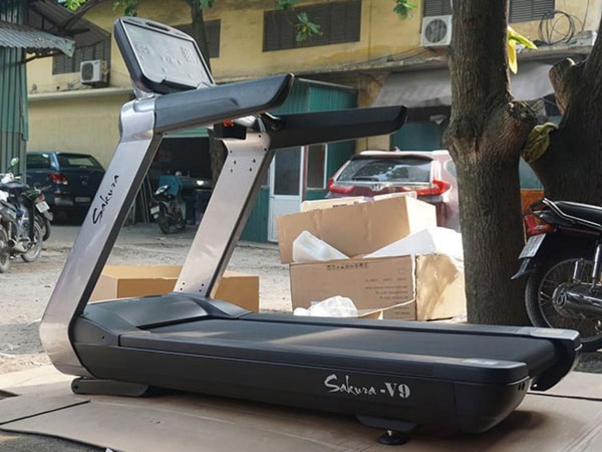 Động cơ AC 4.5HP mạnh mẽ cho vận hành liên tục trong phòng gym cao cấp (ảnh demo vận hành). (Hiện thị số liệu HP rõ ràng trên hình).  Đảm bảo góc nhấn mạnh khung motor và hệ tản nhiệt.