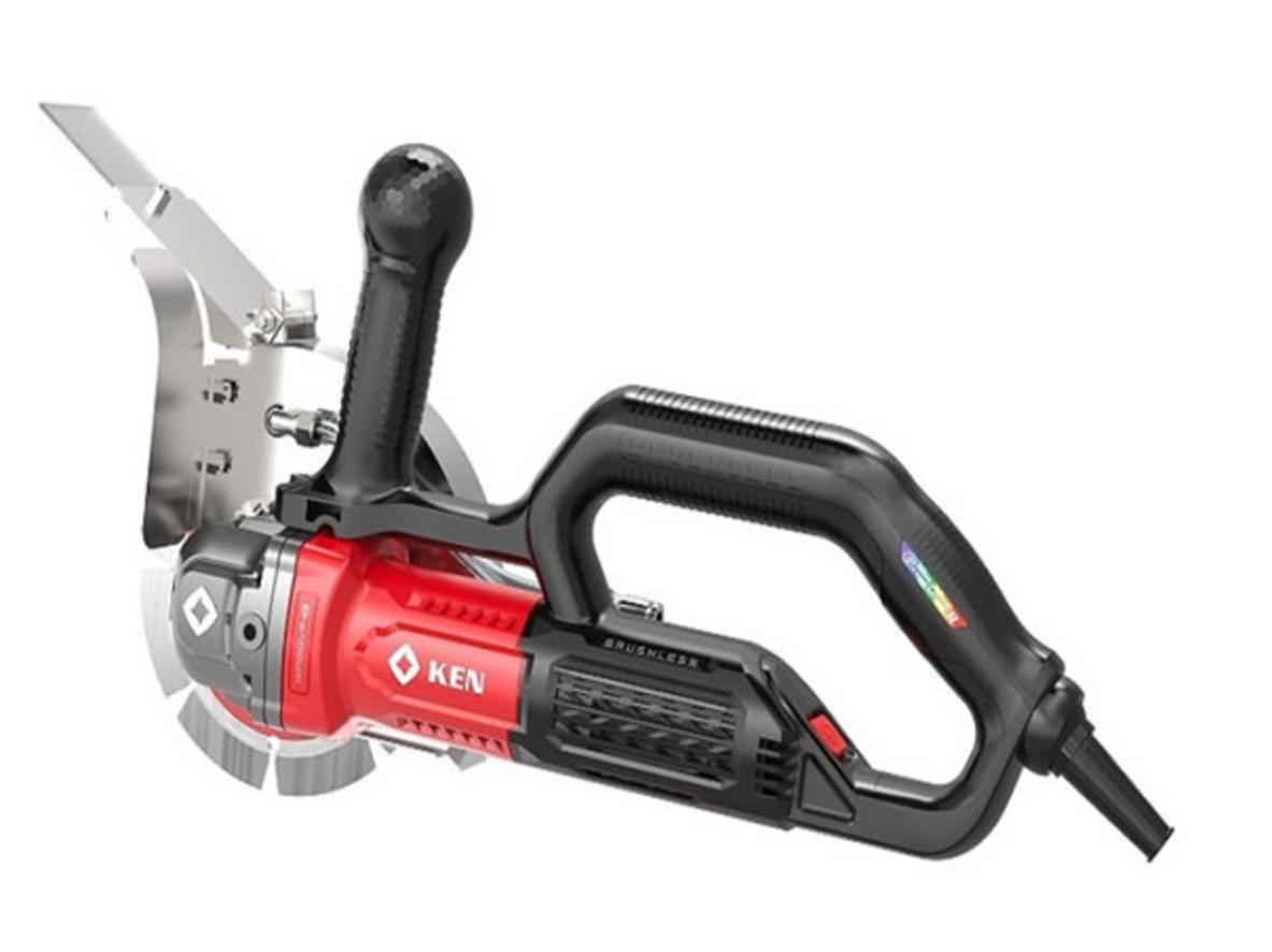 Động cơ không chổi than 2700W của KEN-BA4190 — mạnh mẽ và bền bỉ, ít bảo trì khi sử dụng lâu dài. (Ảnh cận cảnh) , imagePrompt":"Close-up of the brushless motor and control panel in operation, showing the 2700W label and the machine running, with a worker monitoring.