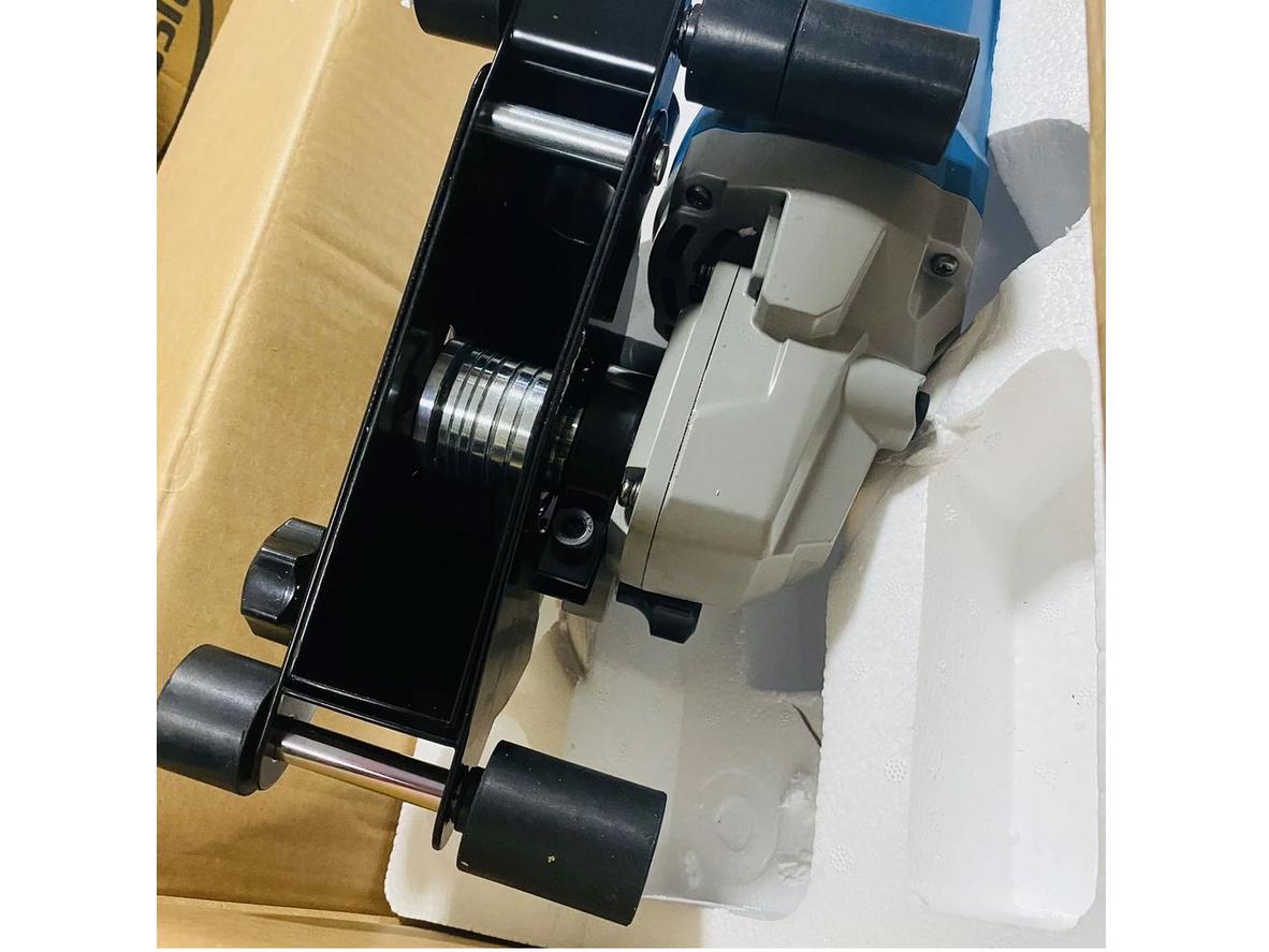 Chi tiết mô tơ và cổng hút bụi — ảnh kết nối với máy hút công nghiệp (show hose attachment).